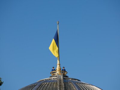 4 вересня 1991 року над будівлею Верховної Ради України вперше було піднято синьо-жовтий державний прапор