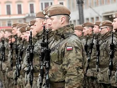Польща готується до мобілізації: громадяни отримують спеціальні картки