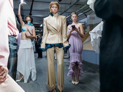 Одяг, що розчиняється під дощем, і показ на вокзалі: чим дивує Ukrainian Fashion Week у Києві
