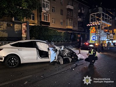 У Франківську пʼяний водій Tesla влаштував ДТП. Є постраждала