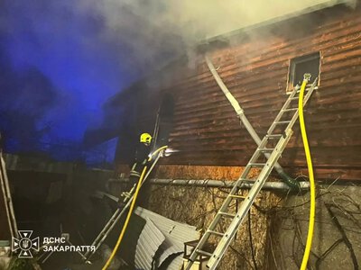 Пекельна ніч у Солотвині: двоповерхова база відпочинку згорала вщент — є загиблі та тяжко поранені