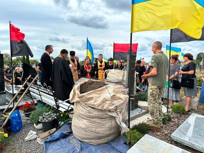У Козові відбувся чин допоховання тлінних останків загиблого воїна