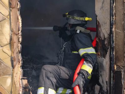 Російська армія вкрила вогнем Херсон: палали приватні будинки та квартира в багатоповерхівці