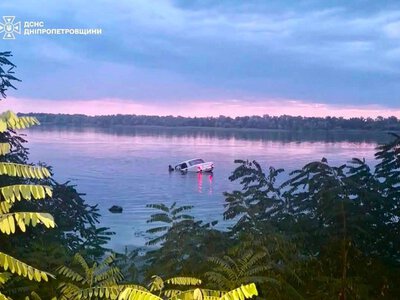 Трагедія на воді у Дніпрі: рятувальники дістали з річки автомобіль з тілом всередині