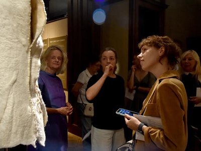 Гойдалки, вовняний «простір втіхи» і роботи, яких можна торкатися: у Музеї Ханенків відкрилася нова виставка