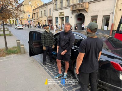 «Кришування» кол-центрів та відмивання майна: викрито злочинну організацію на чолі з посадовцем Офісу Генпрокурора