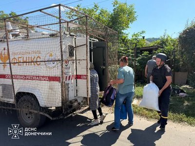 Рятувальники «Фенікс» евакуювали 15 мешканців Донеччини, серед них — троє дітей 
