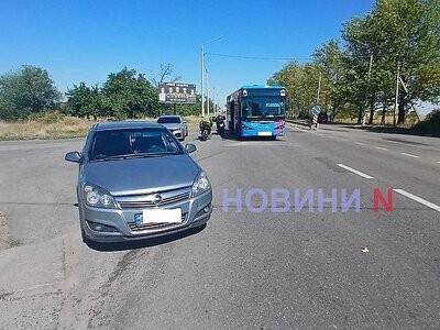Водій Opel не помітив автобус під час розвороту на проспекті у Миколаєві