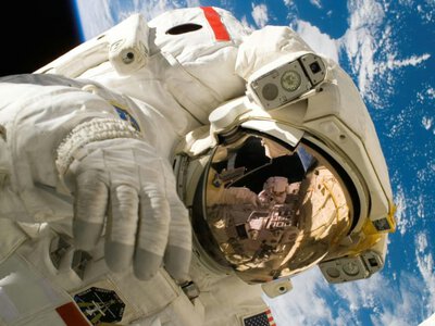 Людина без скафандра в космосі – скільки часу є до втрати свідомості (Відео)