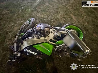 Розворот на трасі закінчився тяжкою ДТП: біля Березини мотоцикліст потрапив у реанімацію