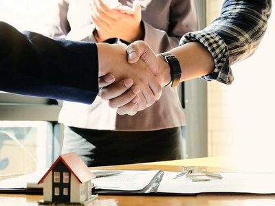 У Польщі хочуть заборонити ріелторам брати комісію з обох сторін угоди: що зміниться при купівлі житла