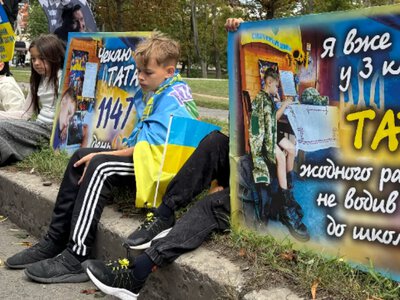 «Чекаю тата 1147 день»: у Шептицькому рідні полонених та зниклих безвісти воїнів вийшли на акцію