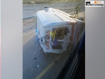 На трасі Київ—Чоп біля Житомира перекинулася швидка