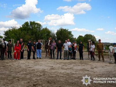 Поліцейські психологи Рівненщини організували іпотерапію для поранених захисників