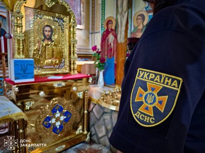 Свічки та лампадки: в Ужгороді нагадали про пожежну безпеку під час богослужінь