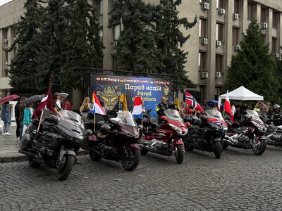 Мотоколона, прапори 26 країн і підтримка України: як пройшов Gold Wing Ukraine в Ужгороді