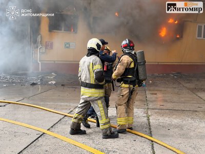 Рятувальники заходили у задимлені приміщення: що відбувається на місці удару на Житомирщині. ВІДЕО