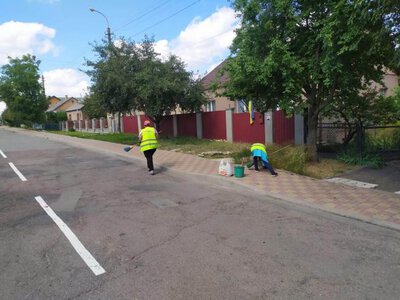 У місті на Рівненщині комунальники влаштували толоку та розчистили тротуари