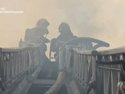 На Житомирщині рятувальники ліквідовують наслідки російського обстрілу. ВІДЕО