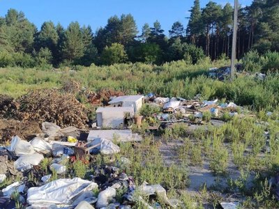 Холодильники, гілля та небезпечні відходи: у селі на Волині скаржаться на стан сміттєзвалища