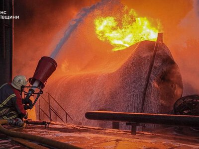 На Київщині після російської атаки спалахнула масштабна пожежа