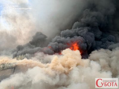 Рятувальники та сапери працюють на підприємстві після удару по Житомирщині