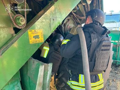На Херсонщині рятувальники гасили комбайн, що зайнявся в полі