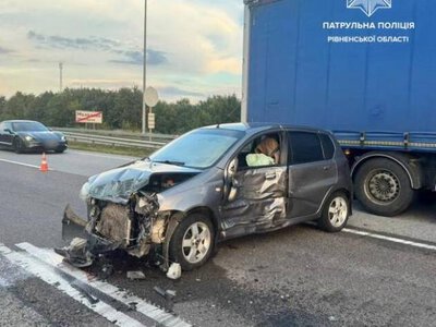 Легковик, вантажівка та автобус не розминулися на Рівненщині