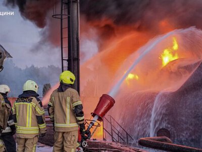 На Київщині рятувальники ліквідували масштабну пожежу на об’єкті інфраструктури після атаки рф