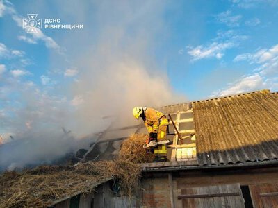 У селі на Рівненщині згоріла господарська будівля та 200 тюків соломи