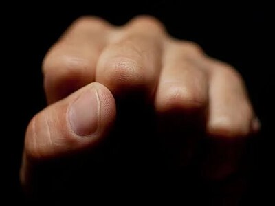 Вдарив підлітка та жінку: на Миколаївщині чоловік отримав 100 годин громадських робіт