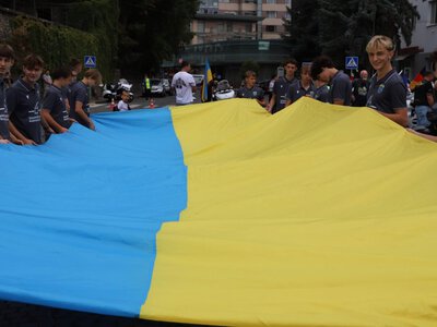 Прапори 26 країн і 25-метровий стяг: в Ужгороді відбувся «Парад націй» на підтримку України (відео)