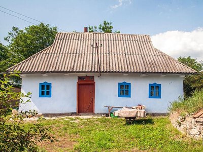 Їй може бути понад 100 років: на Хмельниччині збереглася автентична українська хата
