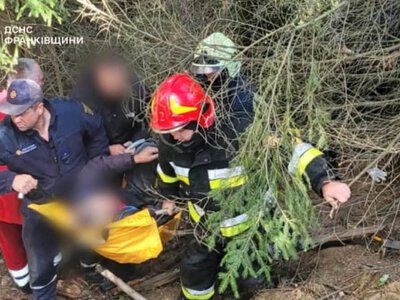 На Верховинщині автівка злетіла з дороги і врізалась у дерево