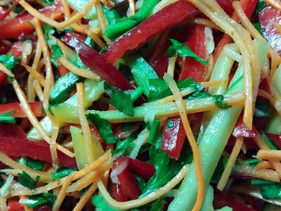 Болгарський перець по-корейськи: пікантний салат на зиму з простих продуктів