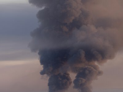 У Дніпрі прогриміли вибухи: окупанти вдарили по складах, є поранені