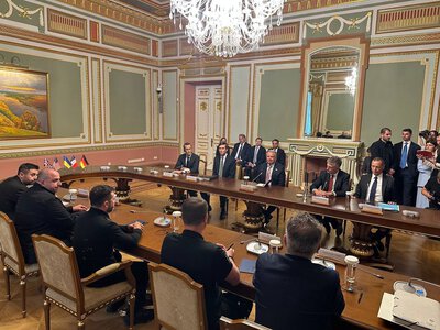 Зустріч Зеленського з представниками Трампа затягується, почався новий раунд
