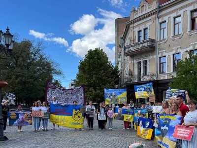 ​«Кожного чекають вдома»: в Ужгороді відбулася щотижнева акція на підтримку полонених та зниклих безвісти