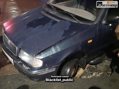 На проспекті Миру в Житомирі авто провалилося колесом у величезну яму. ФОТО
