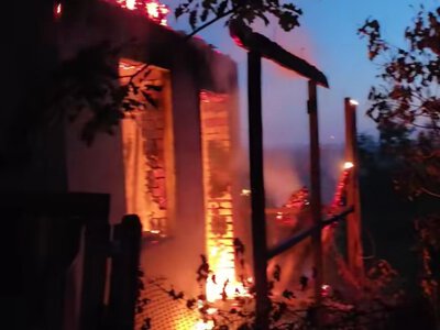 На Чорній горі у Виноградові спалахнула пожежа: вогнеборці пробираються до палаючої дачі