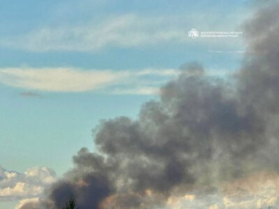 Атака на Дніпро: горять склади, троє поранених