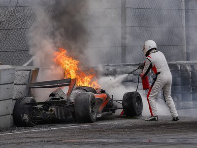 У Шанхаї гонщик витягнув суперника з палаючого Ferrari
