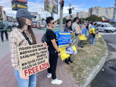 «Не мовчи! Полон вбиває»: у Франківську понад сотня людей вийшла на акцію заради полонених і зниклих безвісти