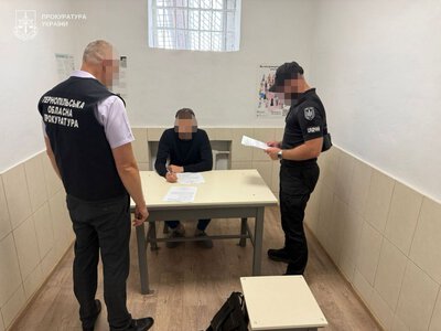 Службовець митниці вимагав 5 тисяч доларів за вступ військовозобов’язаного на навчання