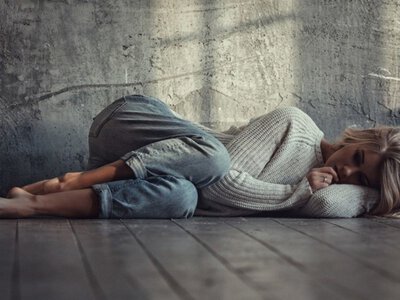 Українка пояснила, чому США охопила проблема самотності (Відео)