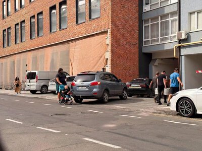 «Тротуар – не парковка»: у Франківську водії змушують пішоходів виходити на проїзну частину