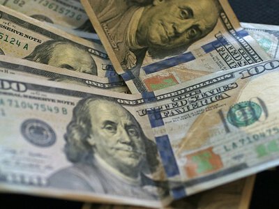 Долар продовжив дешевшати, міжбанк очікує активних продажів НБУ