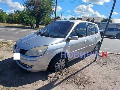 Fiat не пропустив Renault у Миколаєві: після зіткнення автомобіль врізався у дорожній знак