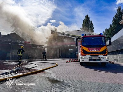 У Рівному на Соборній масштабна пожежа: на місці працюють 20 рятувальників