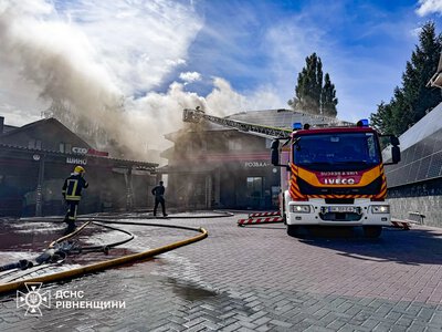 7 спецмашин та 20 бійців ДСНС: у Рівному спалахнула пожежа